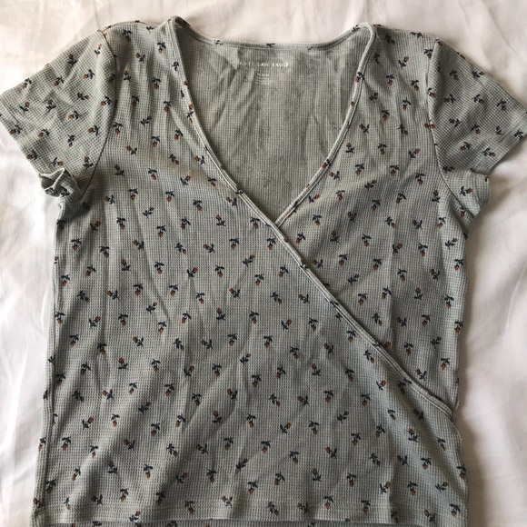 CUTE tee with flower pattern! - Picture 1 of 3